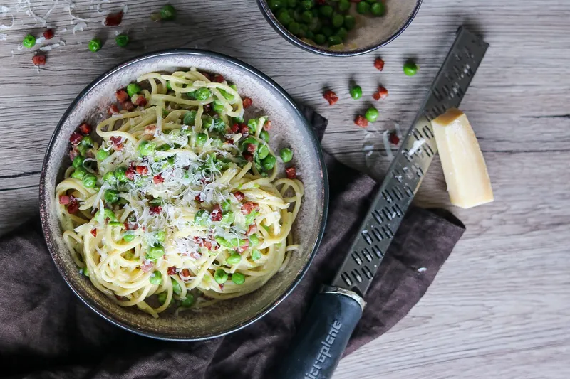 Schnelle Spaghetti in Schinken Sahne Soße mit Erbsen