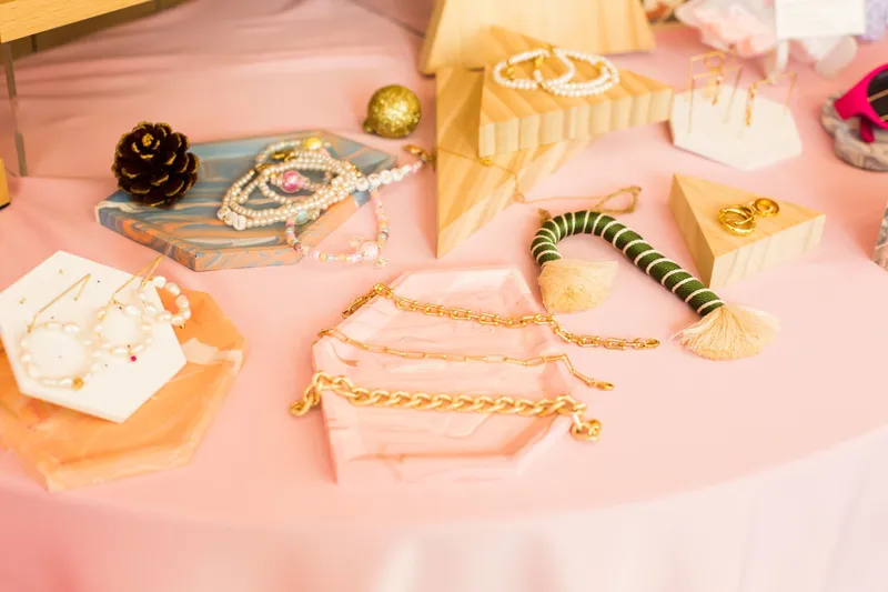 Schmuck als Ausdruck von Persönlichkeit: Warum Accessoires mehr als Dekoration sind