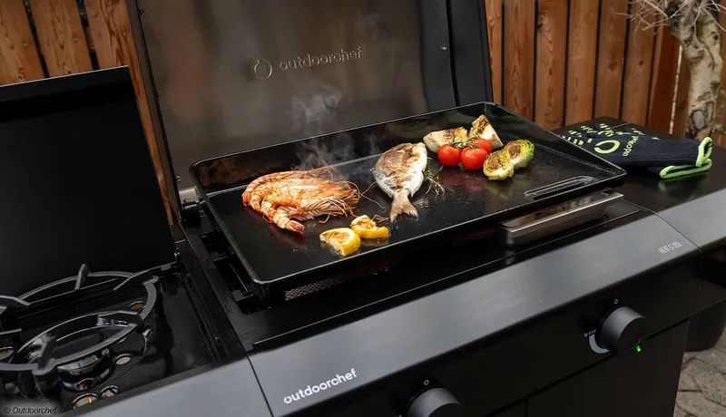Outdoorchef bringt heißen Plancha-Grill mit bis zu 900 °C