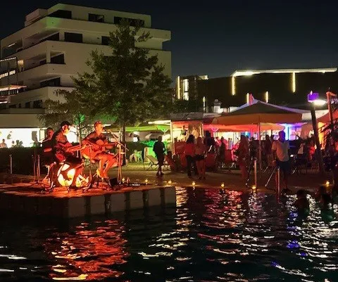 Erstes Candlelight-Schwimmen im Freibad