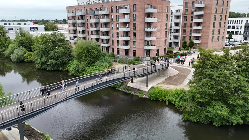 Stahlkonstruktion in Bergedorf: Neue Brücke am Schleusengraben eröffnet!