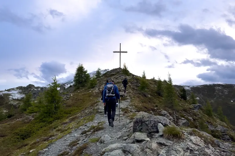 Abendlicht, Schafskälte und ein Kreuz auf 2.200 Metern – Wanderung zum Imsterberger Kreuz