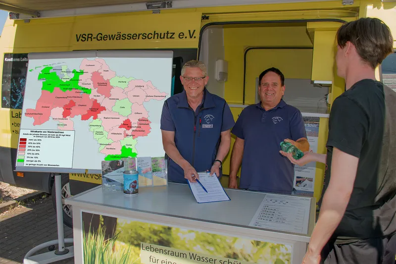 Labormobil untersucht Brunnenwasser in Großburgwedel