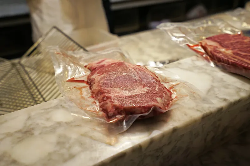 Molekulare Magie im Wasserbad: Warum Physik die wichtigste Zutat für das perfekte Steak ist