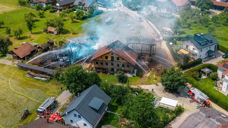 BFKDO Flachgau: Alarmstufe 3 – Landwirtschaftliches Objekt in Vollbrand