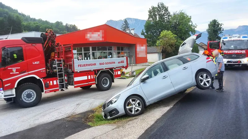 FF Bad Goisern: Fahrzeug mit Kran geborgen