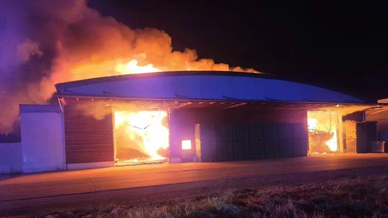 BFKDO Gänserndorf: Lagerhalle in Vollbrand fordert 13 Feuerwehren
