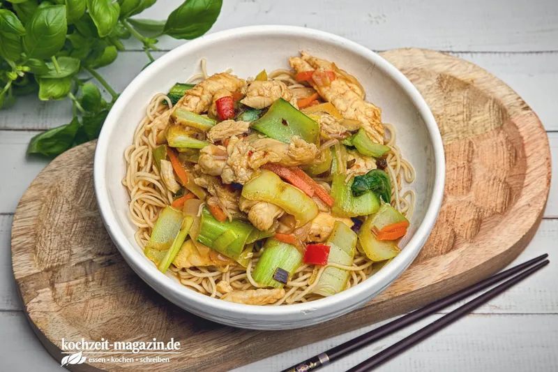 Asiatische Hühnchen Kokos Nudeln, ein schneller Wok-Mix der wunderbar schmeckt