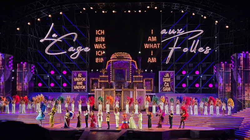 La Cage aux Folles – Seebühne Mörbisch: Ein Käfig voller Narren auf der Showtreppe am See