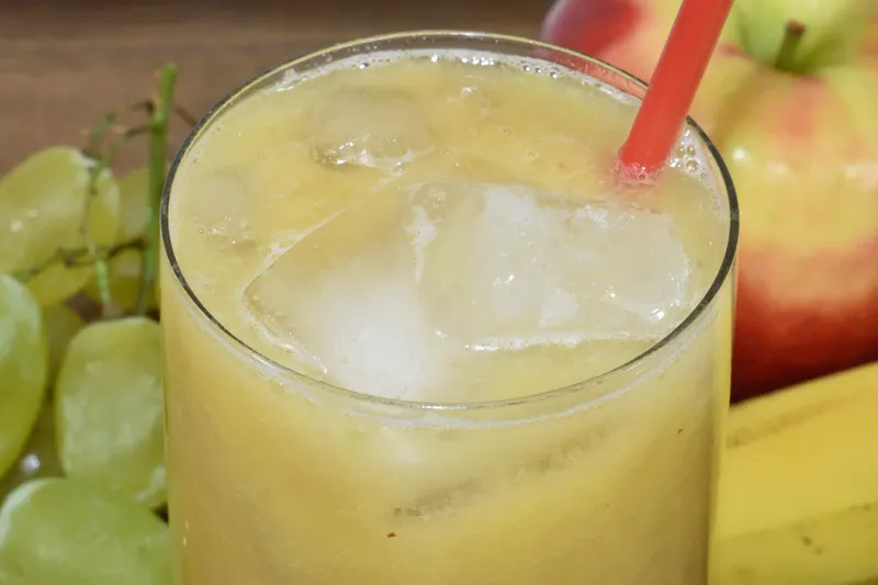 Apfel-Bananen-Trauben-Smoothie