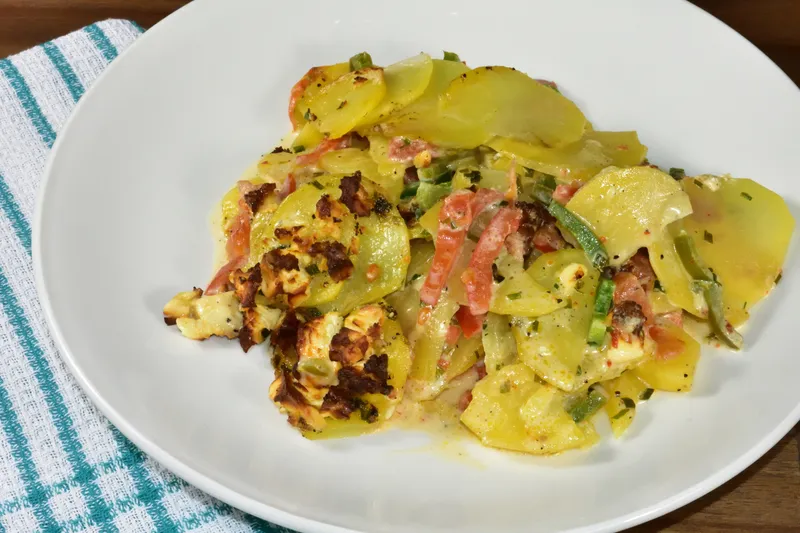 Kartoffelauflauf mit Gemüse und Feta-Käse