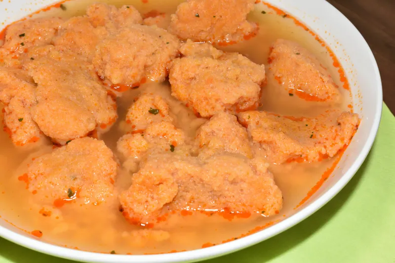 Rote Grießklößchensuppe