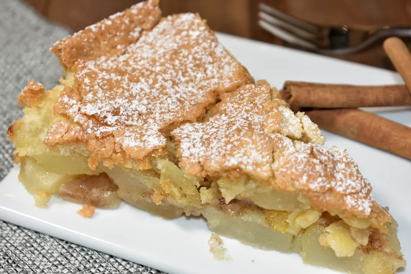 Apfel-Birnen-Kuchen mit Zimtsoße