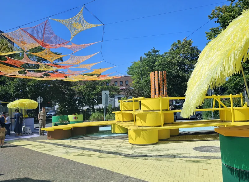 Bunte Stadtmöbel am Bergedorfer Bahnhof und anderen Standorten!
