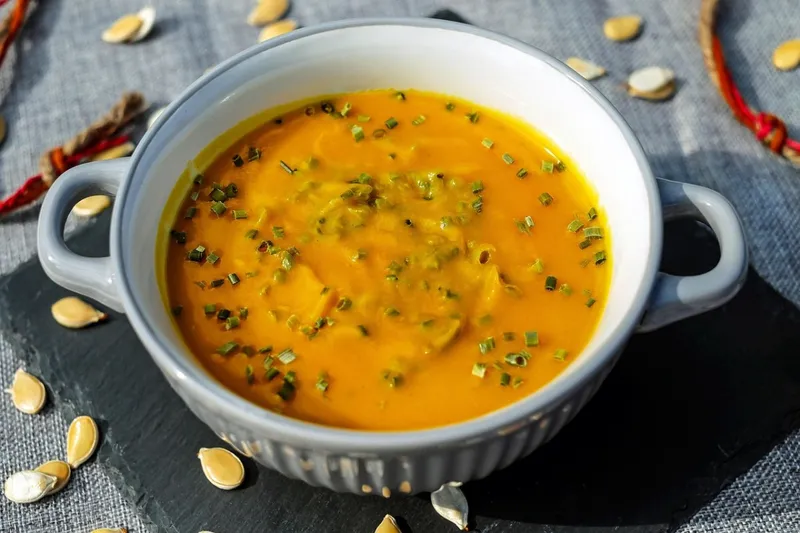 Hundesuppe selbst machen – Vorteile und Rezepte