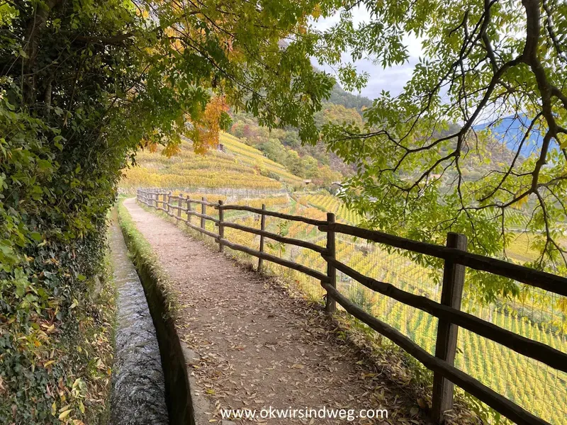 Gemütliches Wandern auf dem Algunder Waalweg im Südtirol (IT)