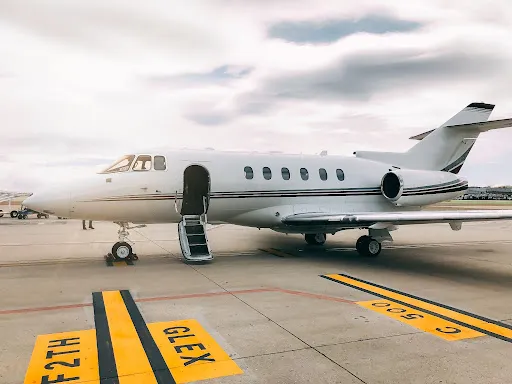 Wie Sie einen Privatjet für individuelle Flugreisen buchen