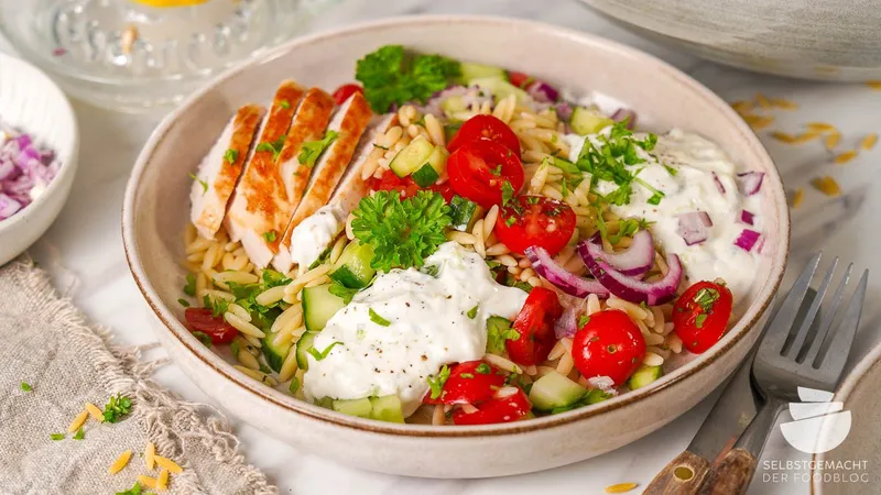 Orzo Salat mit Hähnchen und Zaziki: griechischer Sommerklassiker