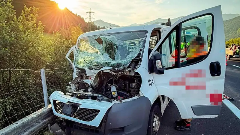 BFV Leoben: Schwerer Auffahrunfall mit Klein-Lkw