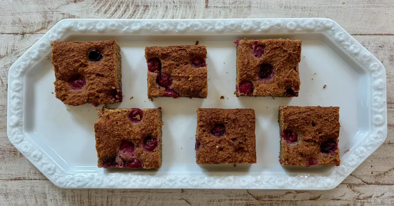 Versunkener Kirschkuchen (AIP): glutenfrei und ohne Ei