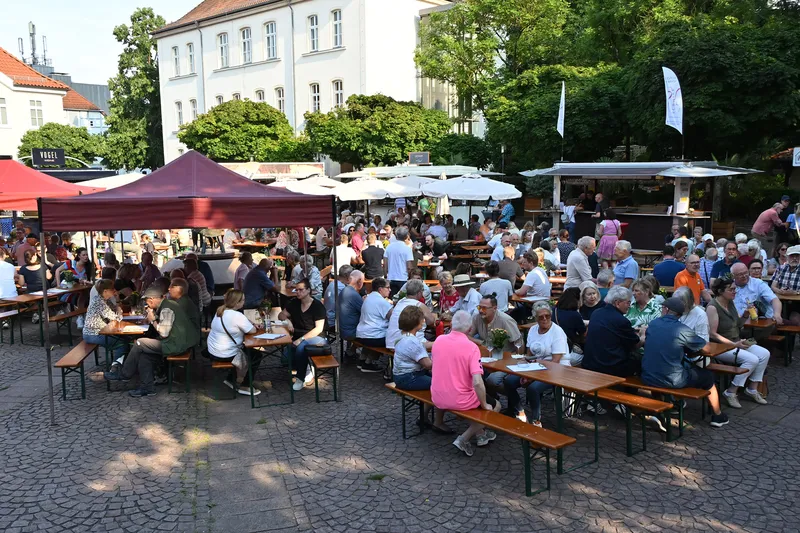 Das 13. Weinfest auf dem Spittaplatz ist gestartet
