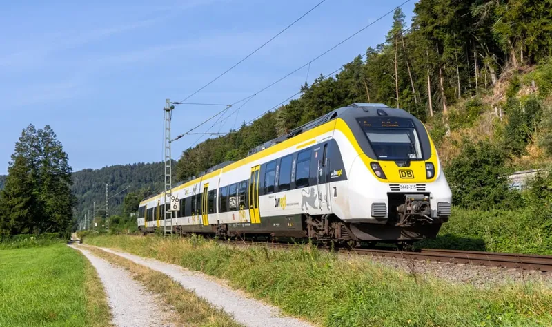 Rangelei mit betrunkenem Fahrgast: Zugmitarbeiter stürzt aus fahrendem Zug