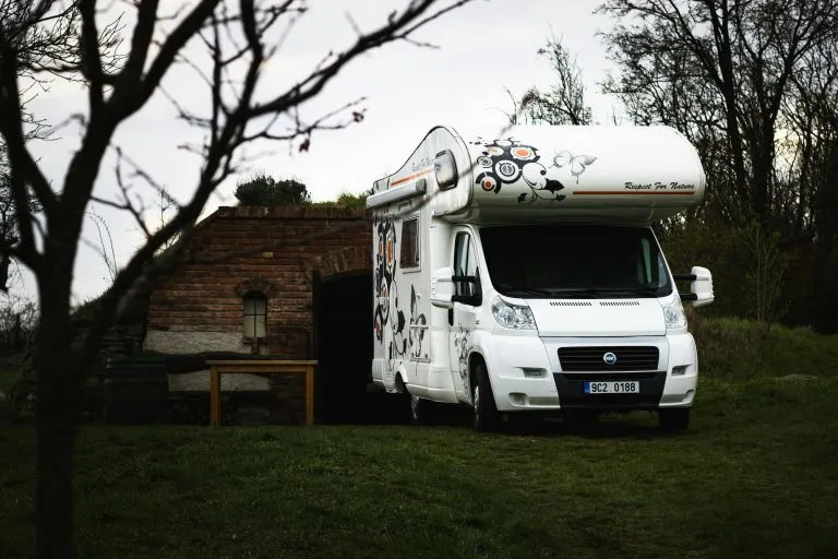 Wohnmobil-Kastenwagen zeigt falsche Bordspannung an