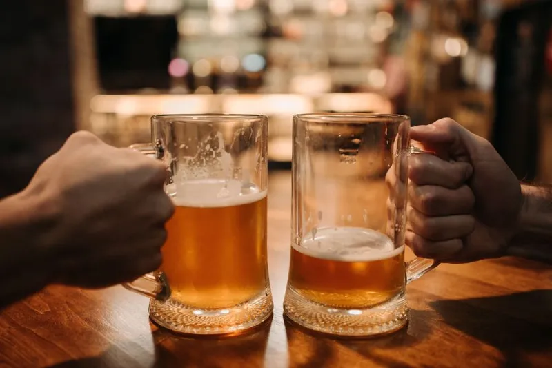 Bierflasche explodiert im Gefrierfach – warum