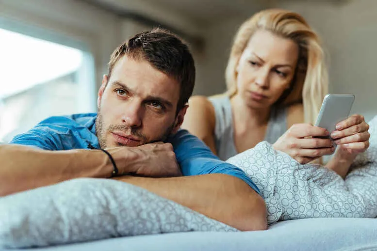 Wie Beziehungsstress zu Erektionsproblemen bei Männern beiträgt