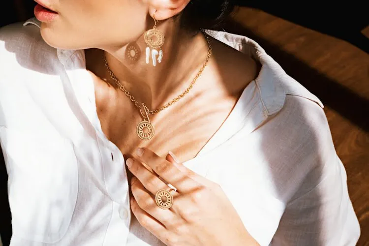 Schmuck richtig pflegen und kombinieren für Damen