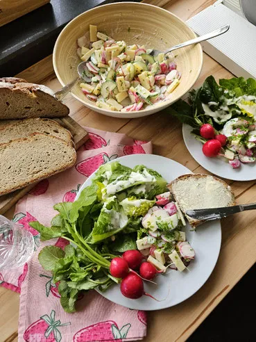 Radieschen-Käse-Salat mit Bauernbrot – cremiges Sommerrezept einfach selber machen