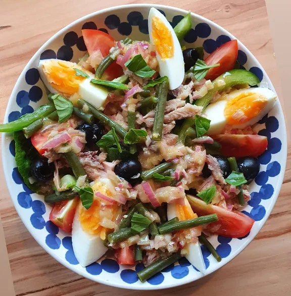 Nizza-Salat (Salade Niçoise) – originales Rezept mit Thunfisch, Ei und Bohnen