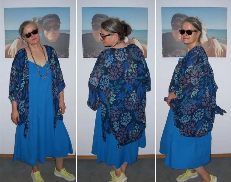 [Tall Fashion] Knallblaues Midi-Kleid zum Viskose-Kimono kombiniert