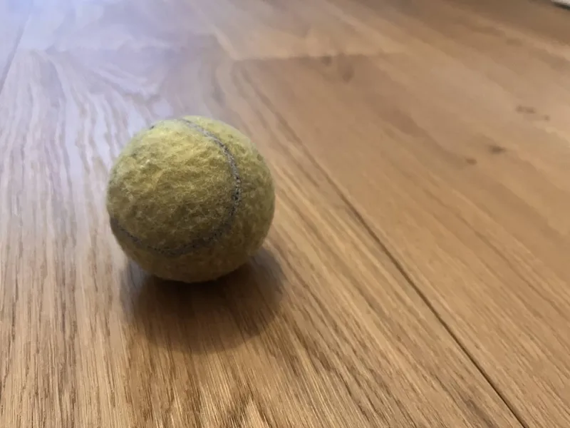 Klein aber Oho! Wie ein Tennisball Schulter, Nacken und Füßen hilft