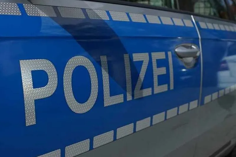 Pkw und Traktor kollidieren