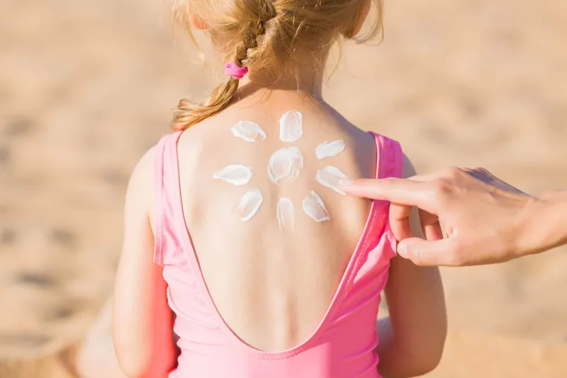 Schützt die Haut eurer Kinder mit diesen 5 Tricks