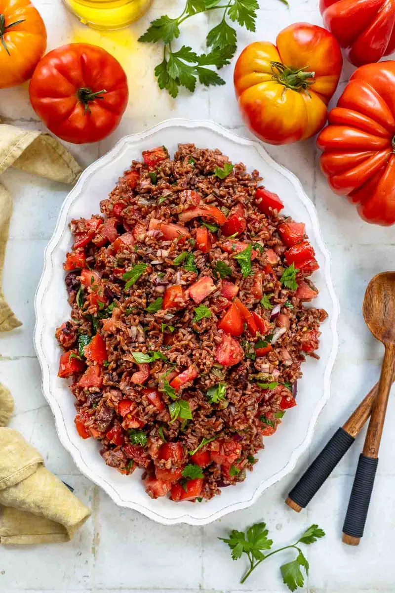 Mediterraner Reissalat mit Tomaten und Oliven