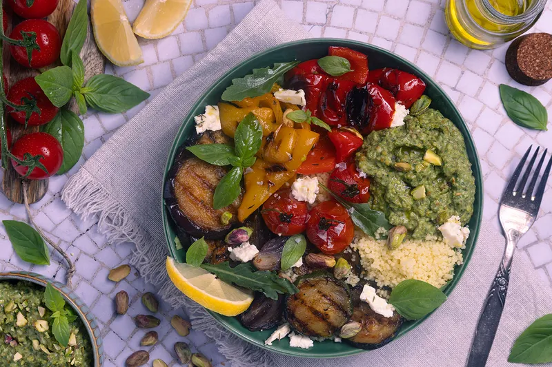 Grillgemüse Bowl mit Pistazien-Pesto und Zitronen-Feta