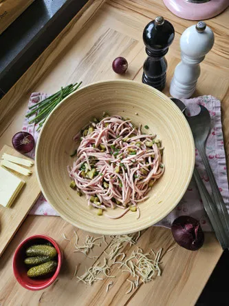 Wurstsalat Schweizer Art - klassisches Rezept mit Käse wie in der Schweiz