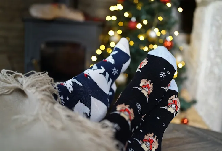 Warme Füße, starkes Band: Warum Weihnachtssocken das heimliche Symbol für gemütliche Paarabende sind