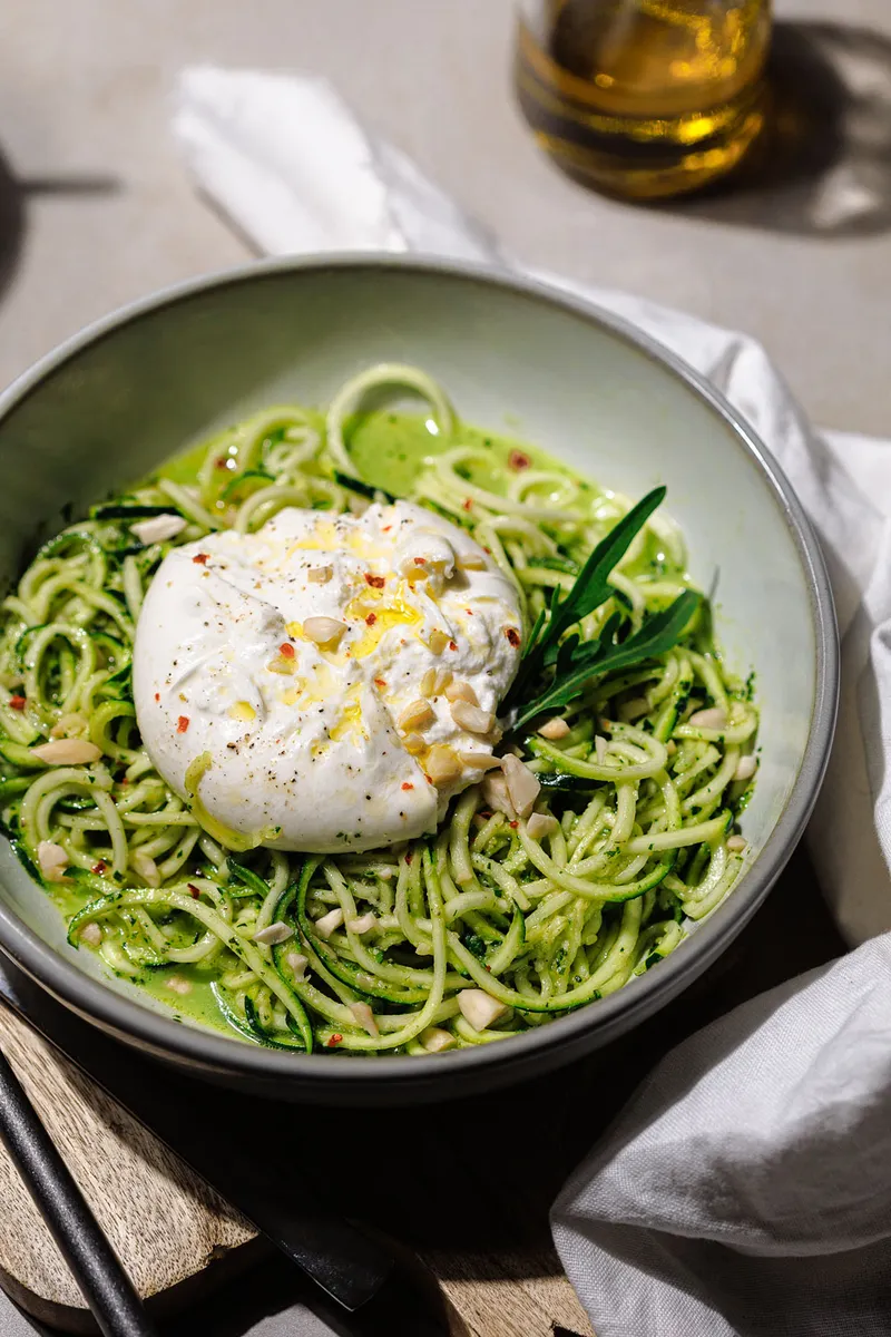 Zucchininudeln mit Burrata und Pesto – Low Carb Mittagessen in 5 Minuten