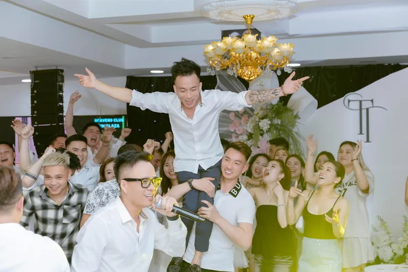 Vrijgezellenfeest ideeën voor mannen: van BBQ boot tot partyboot