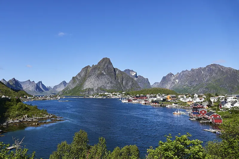 Reine – Lofoten Hotspot zwischen Traumkulisse & Touristenandrang