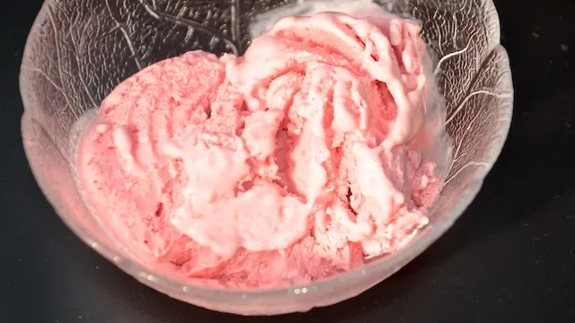 Himbeer-Sahne-Joghurt-Eis