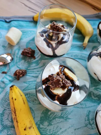 Banana Split Dessert im Glas - einfaches Rezept ohne Backen