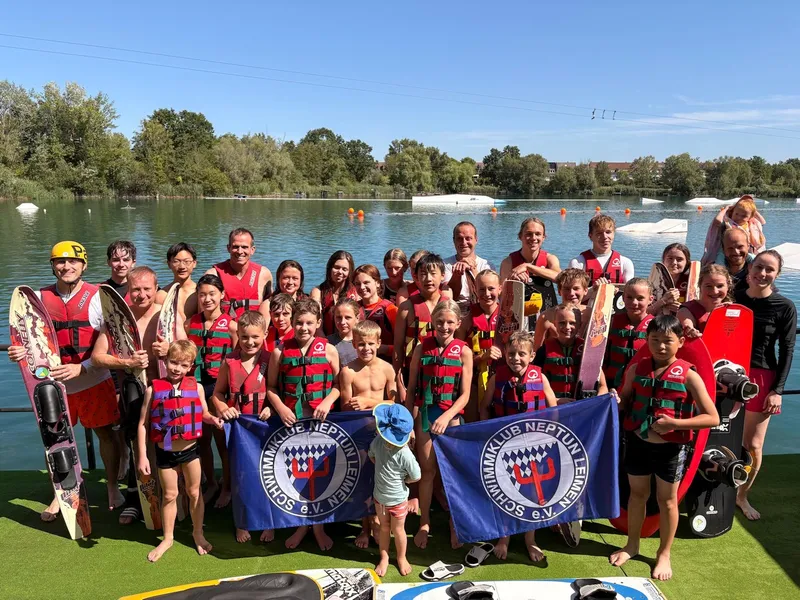 Wakeboard, Wasserski und Kneeboard Perfekter Sommertag für Neptun-Jugend