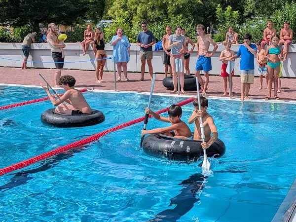 Aktion Hitzefrei des Jugend-Gemeinderates: Volles Programm mit Kübel-Wettrudern