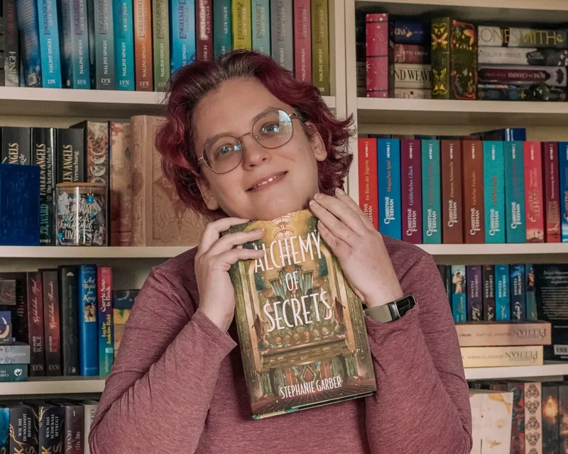 Alchemy of Secrets von Stephanie Garber: Warum dieses Buch mein magisches Jahreshighlight ist (Rezension)