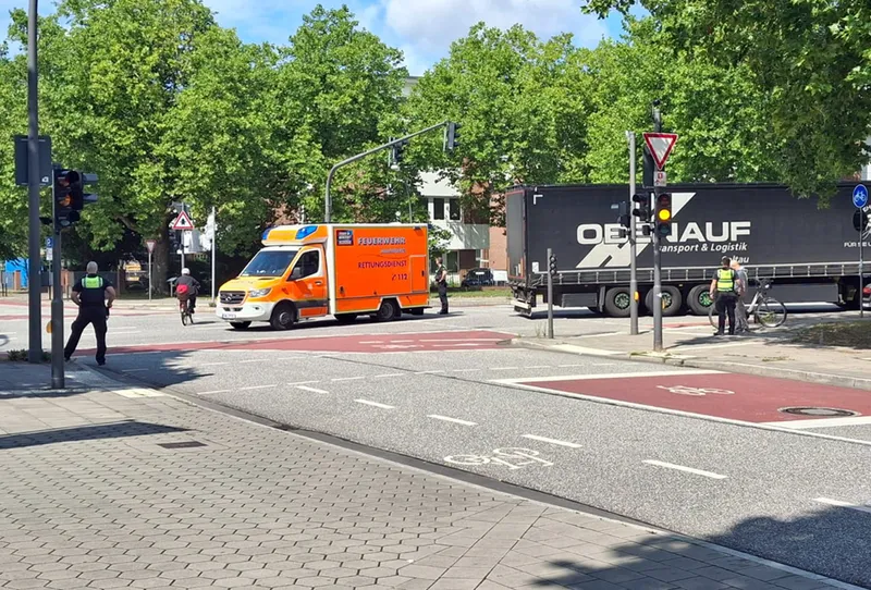 Verkehrsunfall zwischen Lkw und Radfahrer im Bezirk Bergedorf!