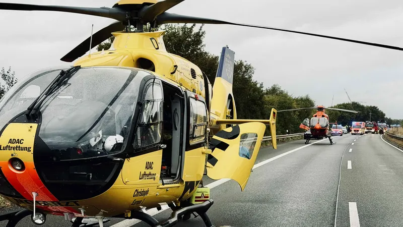 Zwei Rettungshubschrauber nach Verkehrsunfall auf der BAB 52